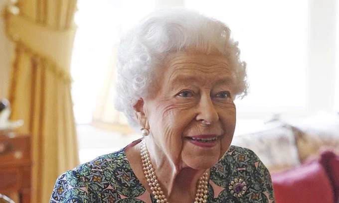 Buckingham Palace has announced that the 95-year-old monarch tested positive for COVID-19 and is experiencing “mild cold-like symptoms.” She is expected to continue “light duties at Windsor over the coming week,” according to the palace’s official statement.
Photo via @mrmikecowan