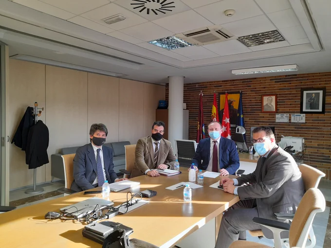 En el marco de la reunión se analizó la posibilidad de poner en marcha diferentes proyectos que permitan impulsar la relación de las viviendas de uso turístico y sus clientes con el pequeño comercio de los #barrios y la actividad de la #hostelería.