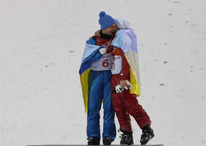 The Ukrainian Oleksandr Abramenko and the Russian Ilia Burov at the @Bejing2022WinterOlympics
