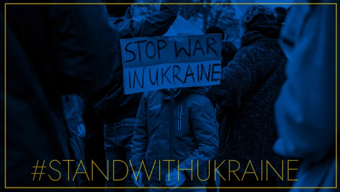 Junges Mädchen mit Schild. Aufschrift: Stop war in Ukraine.
Bild in ukrainischen Nationalfarben (blau/gelb), umrandet, unterschrieben mit #StandWithUkraine