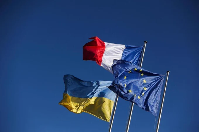 Drapeaux de l'Ukraine, la France et l'Europe