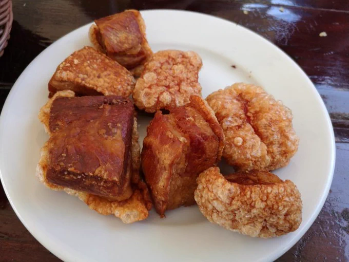 Plato de torreznos deliciosos, cortados en trozos
