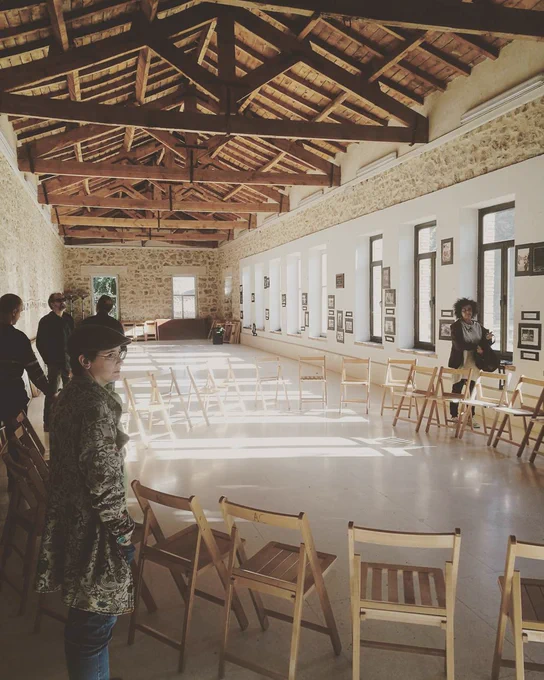 Escuelas del pueblo. Un espacio diáfano, de piedra y madera, con capacidad para unas 150 personas.