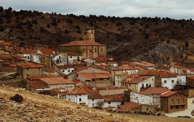 El pueblo visto desde el cerro de la Nevera. Casa encaladas y tejados rojos, de teja árabe. No más de 80 casas. La iglesia, imponente, al fondo.