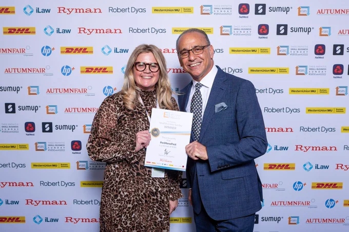 #SBSWinner from 2020 Lorna Ive - Perimenopost.com collecting #SBS certificate from Theo Paphitis #SBSEvent2022 