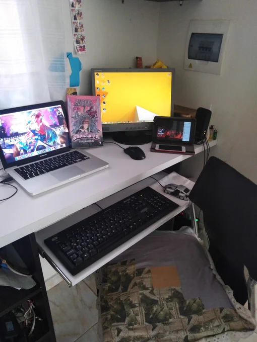 posdata todos los equipos tecnológicos en esta foto son regalados por agentes externos espetó los altavoces del pc <3 