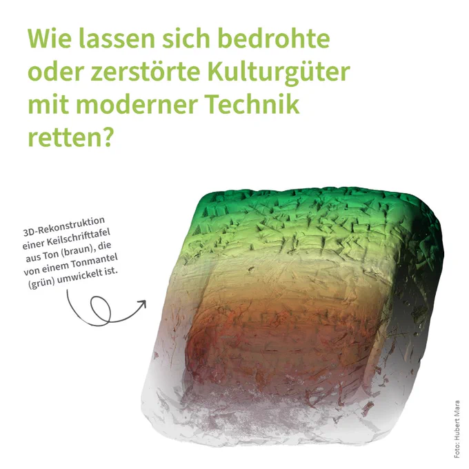 3D-Rekonstruktion einer Keilschrifttafel aus Ton, die braun eingefärbt ist. Sie ist von einem Tonmantel umwickelt, der hier grün dargestellt ist. Die Tafel ist Teil der Sammlung der Universität Leiden in den Niederlanden. In der linken oberen Bildhälfte steht der Text: "Wie lassen sich bedrohte oder zerstörte Kulturgüter mit moderner Technik retten?"