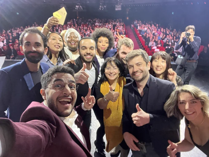 Selfie des participants au concours d’éloquence devant le public