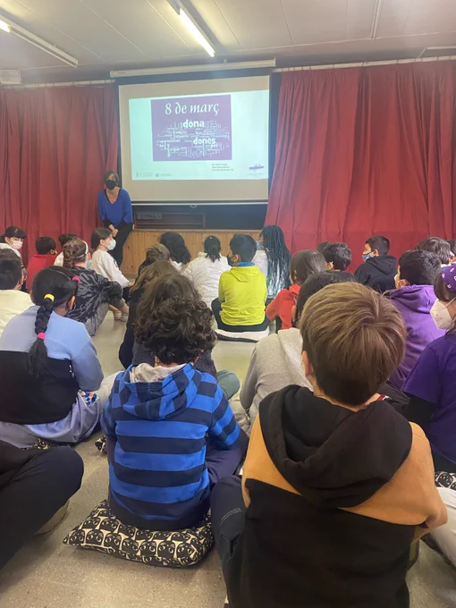 Avui a l´escola Rambleta del Clot explicant per què cel.lebrem el dia 8 de març explicant a les noves generacions que el nostre cervell no ens determina el gènere sinó tan sols ens defineix com a persones.....Gràcies noies i nois per les preguntes, per l´interès i per fer-me adonar que a aquesta edat sou més igualitaris que els adults. 
