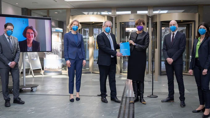 Übergabe des EFI-Jahresgutachtens an Bettina Stark-Watzinger, Bundesministerin für Bildung und Forschung. Von links nach rechts: Prof. Dr. Till Requate, Prof. Dr. Irene Bertschek (zugeschaltet), Prof. Dr. Katharina Hölzle (stv. Vorsitzende), Prof. Dr. Uwe Cantner (Vorsitzender), Bundesministerin Bettina Stark-Watzinger, Prof. Dr. Holger Bonin, Prof. Dr. Carolin Häussler.