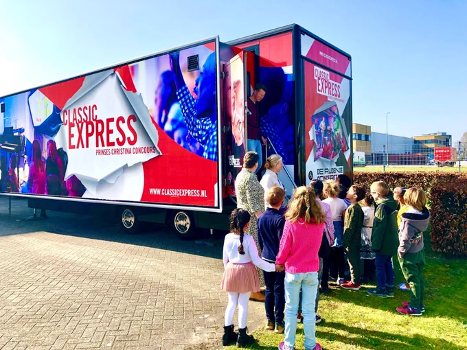 Leerlingen bezoeken de mobiele concertzaal in de wijk Tussen de Vaarten.