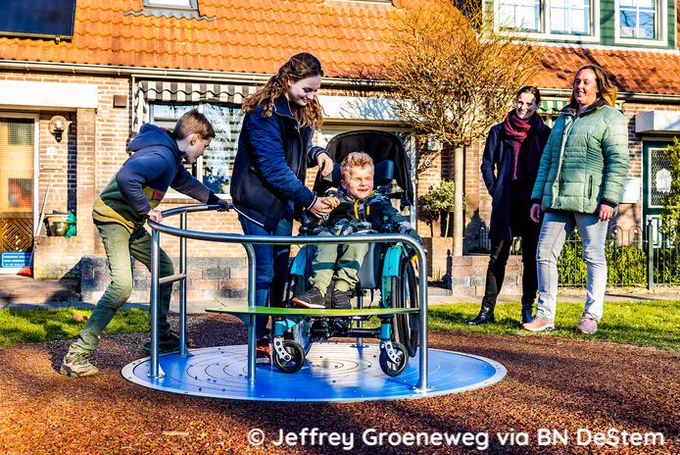 Sky in zijn aangepast speeltoestel