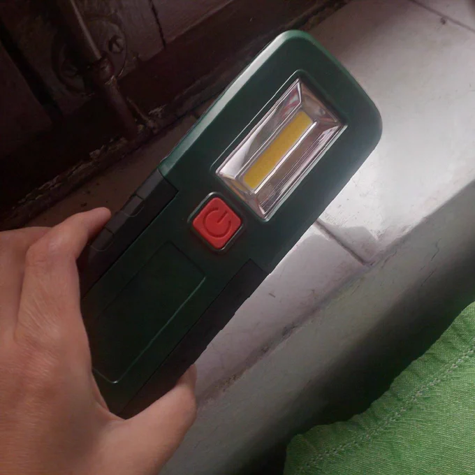 Parte frontal de la linterna, con uno de los focos y el botón de encendido.