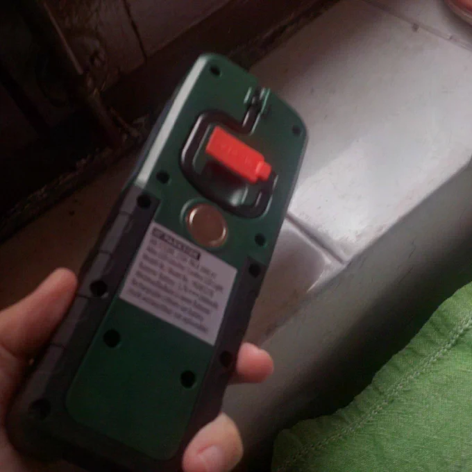 Parte posterior de la linterna, con el imán y la entrada para el cargador usb.