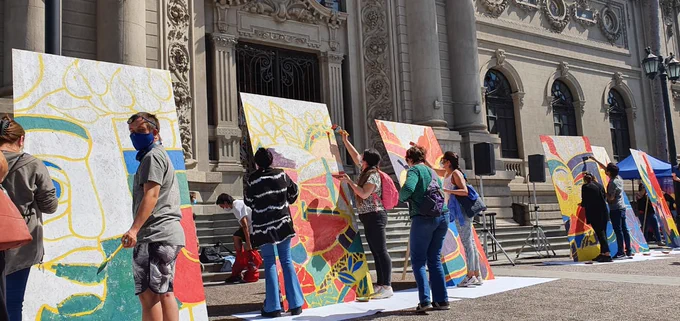 En el frontis del museo de Bellas Artes, un grupo de personas con y sin discapacidad pintan seis piezas lienzos de dos metros de alto. 