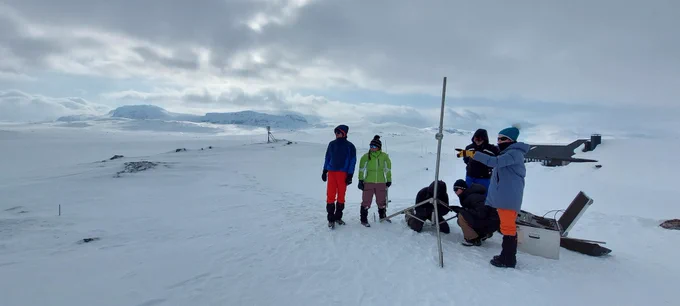 Starting the setup of a weather station near the Finse Alpine Research Centre, from left to right: Florian Painer, Ailsa Chung, Hans-Christian Steen-Larsen, Geunwoo Lee, Piers Larkman, Lisa Ardoin.