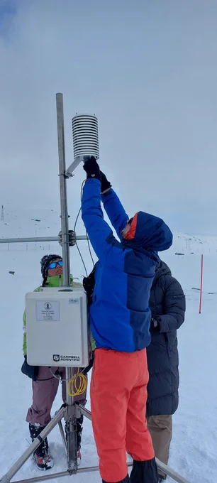 Ailsa Chung (left) watches how Florian Painer (right) inserts the temperature sensor in the radiation protector.