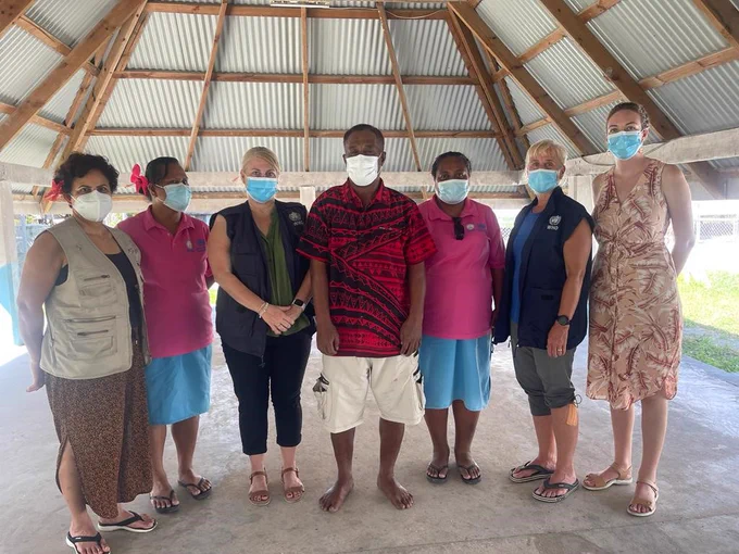 Photo of North Tarawa meeting with Deputy Mayor Teitaki Temate under the Maneaba