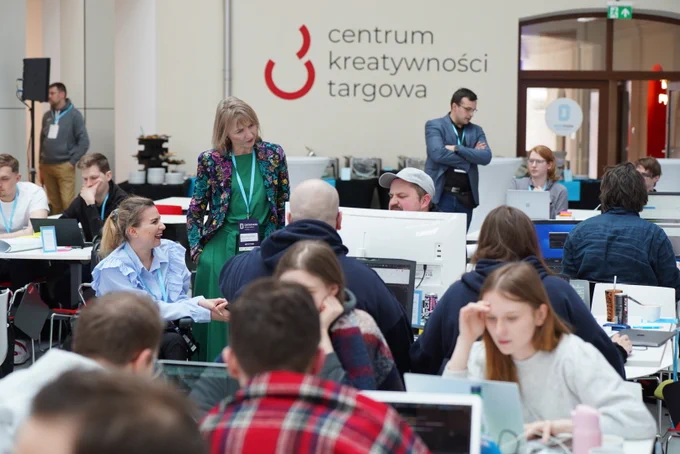 Na zdjęciu mentorzy rozmawiający z uczestnikami.