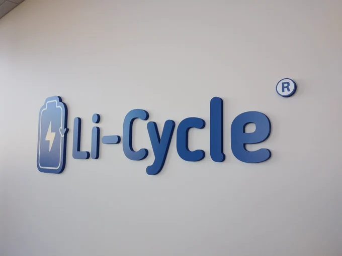 https://spotlightsigns.com/li-cycle-gets-branding-directional-and-warehouse-signage-in-az/