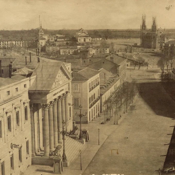 Foto del Congreso de los diputados en 1854, con los restos del Palacio del Buen Retiro al fondo