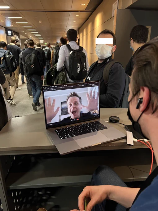 Couloir de @DevoxxFR.
Des dizaines de personnes de dos qui sortent d'une salle de conférence. @EmmanuelDemey sur l'écran de PC de @GerardPaligot au premier plan.