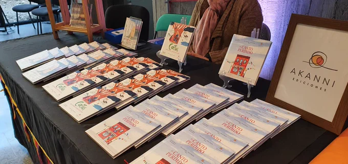 Sobre una mesa hay varios ejemplares de los libros presentados en la actividad. 