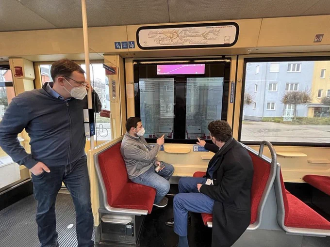 Aus dem Fenster schauen, gleichzeitig den Fahrplan einsehen und über Sehenswürdigkeiten informieren – das neue #SmartWindow der @AVG_mbH ermöglicht es. 🤓 Erste Tests des interaktiven Displays laufen bereits in einer für alle zugänglichen #Stadtbahn. 🚃 https://www.avg.info/unternehmen/presse/pressemitteilungen/meldungen/intelligentes-stadtbahnfenster-im-wagen-900-eingebaut-avg-fahrgaeste-koennen-forschung-live-erleben.html 
