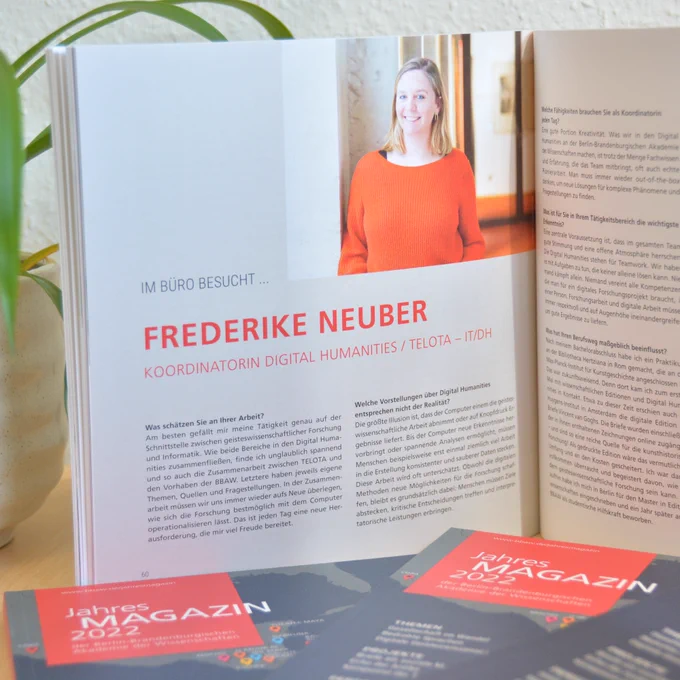 Blick in das aufgeschlagene Jahresmagazin 2022 der Berlin-Brandenburgischen Akademie der Wissenschaften: Im Büro besucht... Frederike Neuber – Koordinatorin Digital Humanities/TELOTA - IT/DH (S. 60-61)