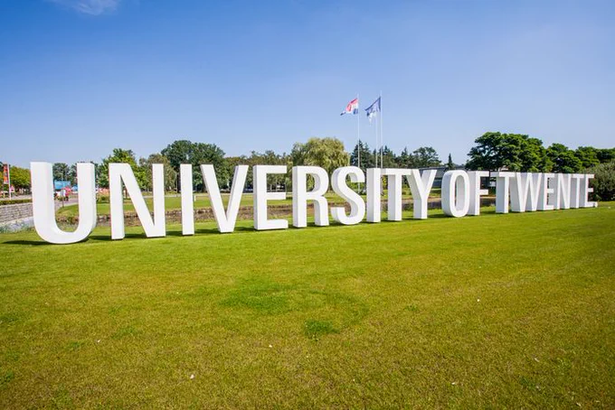 Tekst universiteit Twente gepositioneerd op grasveld