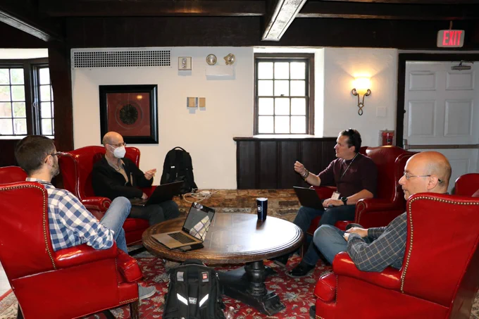 NCSA Chef Scientist Daniel S. Katz engaged in a discussion with colleagues at the US-RSE workshop.
📸 Credit: Florevel (Floe) Fusin-Wischusen
