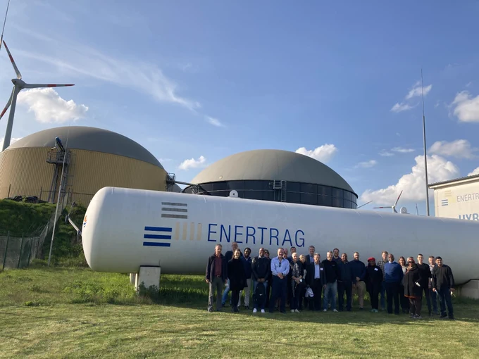 Besuchergruppe am Hybridkraftwerk