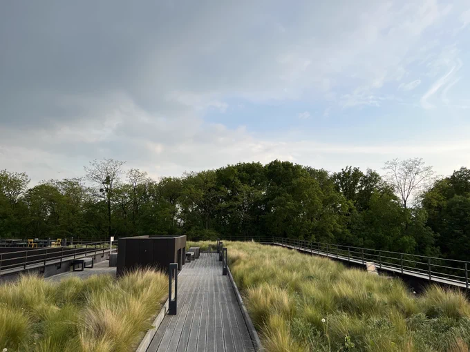 Terrasse vide sur le toit de l'institut