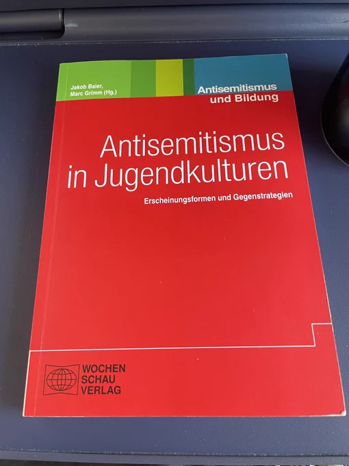 Das Buch mit rotem Cover und weißer Schrift mit dem Titel Antisemitismus in Jugendkulturen. Erscheinungsformen und Gegenstrategien. Aus der Reihe Antisemitimus und Bildung.