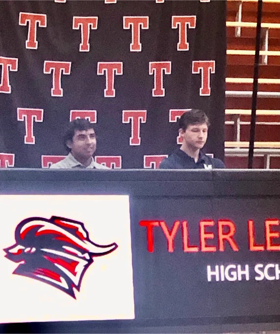 Esteban and Hansen signing 
