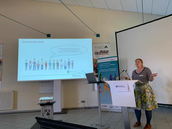 Carola Croll spricht auf der Proqua Fachkonferenz über das Konzept der Digitalen Dörfer