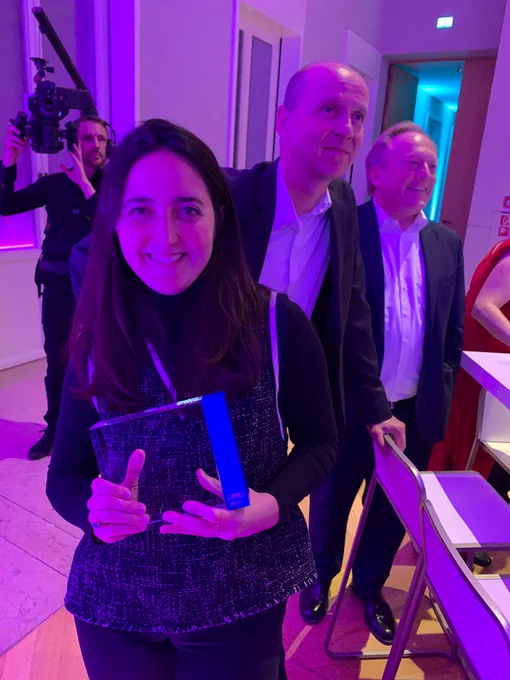 Picture of the author Camila holding a trophy from the DPRG Preis.