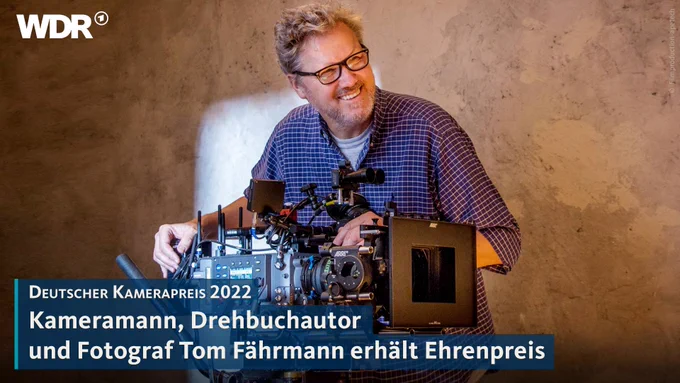 Tom Fährmann an einer Filmkamera. Text: Deutscher Kamerapreis 2022. Kameramann, Drehbuchautor und Fotograf Tom Fährmann erhält Ehrenpreis.