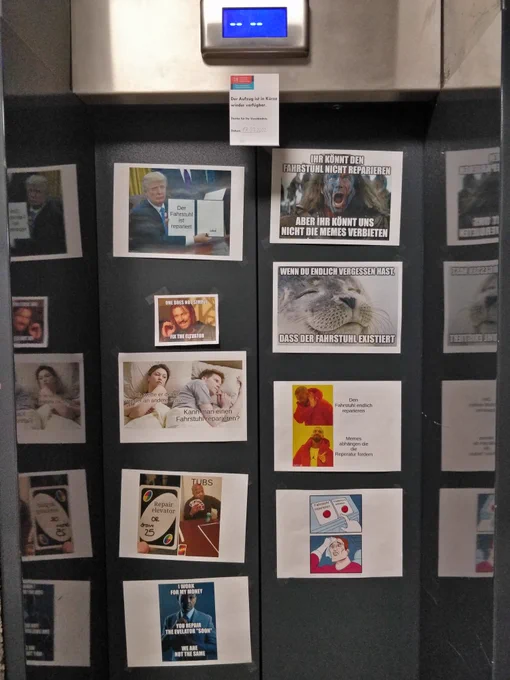 Nahaufnahme der Tür. Ganz oben rechts Hinweis vom Techniker, dass der Aufzug in Kürze wieder zur Verfügung steht.
Datiert auf den 17.03.2022.
Darunter diverse Meme-Postings,lm