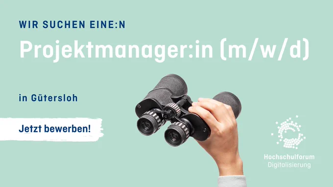 Bild: Foto von einer Hand, die ein Fernglas hochhält vor mintgrünem Hintergrund. Text: Wir suchen eine:n Projektmanager:in (m/w/d) in Gütersloh. Jetzt bewerben!