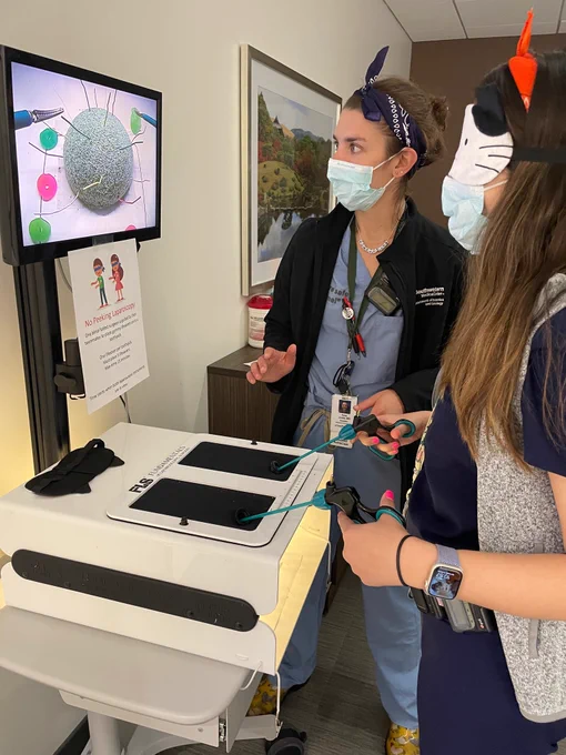 Surgical coaching in action during “no peeking laparoscopy” 🫣