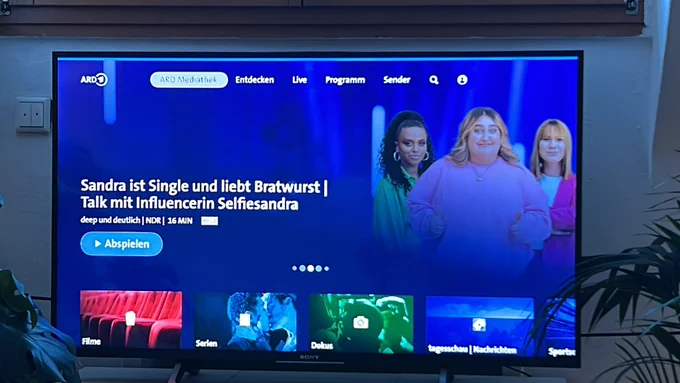 Foto der ARD-Mediathek, die eine Dokumentation mit dem Titel „Sandra ist Single und lieb Bratwurst“ anteasert.