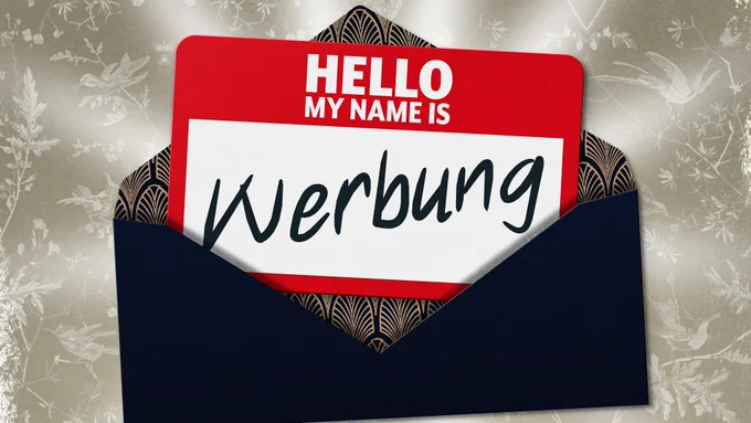 Briefumschlag, darin ein Namensschild, auf dem "Werbung" eingetragen wurde.