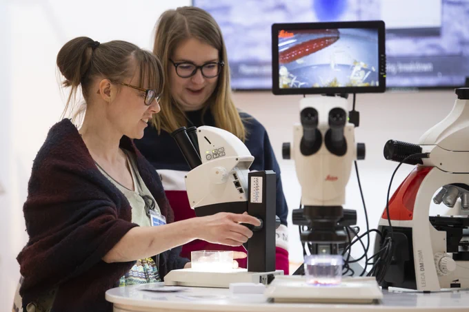 Naiset laboratoriossa