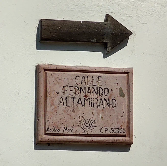 Letrero de la calle Fernando Altamirano en el Centro de Salud Aculco de Espinoza. Conoce la vida del Dr. Fernando Altamirano Carbajal, quien nació en Aculco el 7 de julio de 1848 en el libro Apuntes para la biografía del doctor Fernando Altamirano.