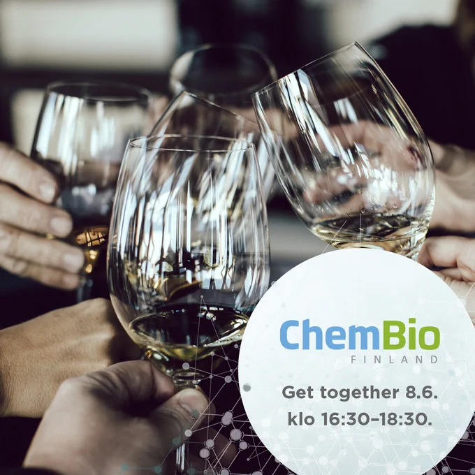 ChemBio get together -kuvassa kilistellään viinilaseja