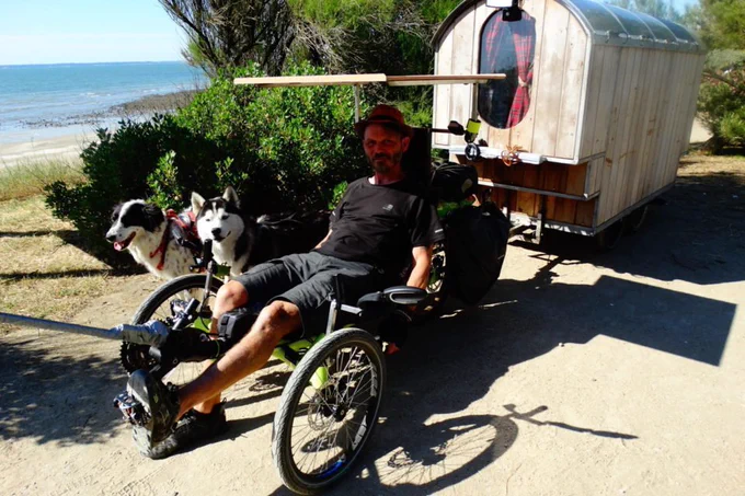 Tricycle couché tractant une caravane