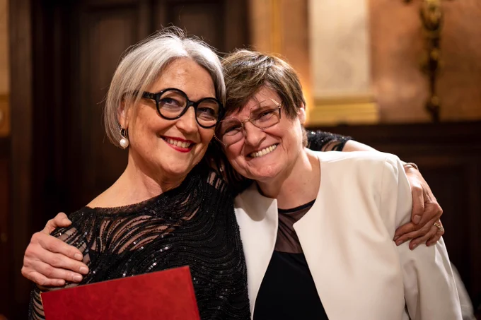 Both the 'Wilhelm Exner Medal 2021' laureates @kkariko and @luisa_torsi hugging during the ceremony in Vienna on May 18th, 2021