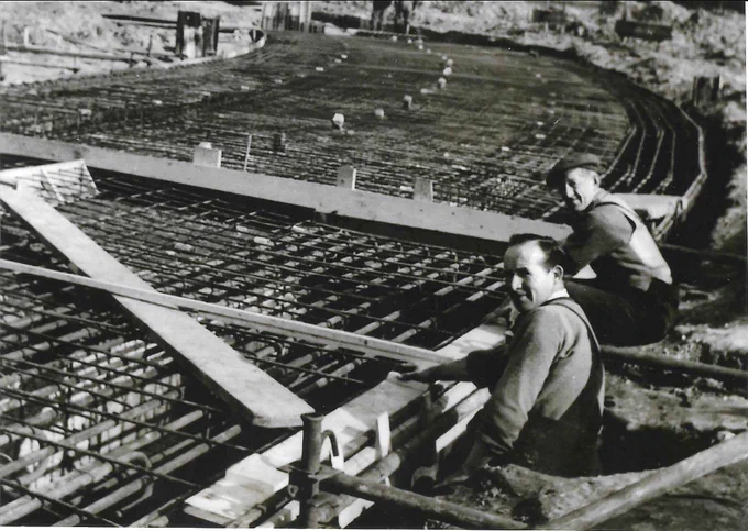 Men working on Jodrell Bank site.