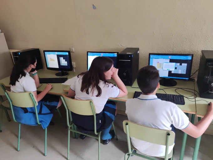 Alumnos de 1 ESO de Colegio La Inmaculada de Puerta de Hierro jugando al videojuego Articoding para aprender a programar en Scratch